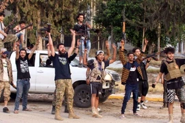 Các tay súng ủng hộ GNA vui mừng sau khi chiếm sân bay quốc tế Tripoli trừ LNA. Ảnh: AFP