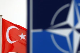 Cờ Thổ Nhĩ Kỳ (trái) và cờ NATO. Ảnh: REUTERS