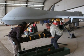 Tên lửa Hellfire R9X được đưa lên máy bay không người lái MQ-1B Predator của Mỹ tại một căn cứ bí mật ở Vịnh Ba Tư. Ảnh: John Moore/GETTY IMAGES
