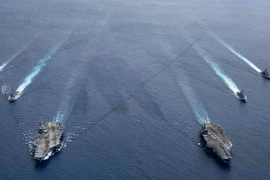 Hai nhóm tác chiến tàu sân bay USS Ronald Reagan và USS Nimitz của Mỹ lập thành đội hình tập trận ở Biển Đông hôm 6-7. Ảnh: US NAVY/AP