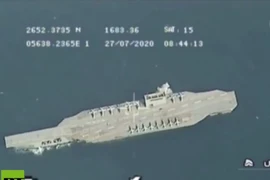 Ảnh cắt từ video Iran tập trận phóng tên lửa vào mô hình tàu sân bay Mỹ.