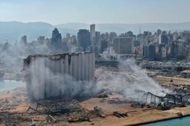 Ảnh chụp từ trên không hiện trường các silo chứa hạt tại cảng Beirut và khu vực xung quanh sau vụ nổ lớn hôm 4-8.