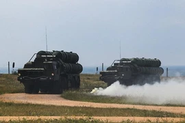 Xe tải chở ống phóng tên lửa S-400. Ảnh: UAWire