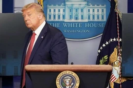 Tổng thống Mỹ Donald Trump rời khỏi cuộc họp báo do súng nổ bên ngoài Nhà Trắng hôm 10-8. 