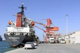 Tàu dỡ hàng tại cảng ở TP Misrata năm 2015.