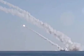 Ông Putin ca ngợi khi tên lửa đánh trúng mục tiêu cách 450 km