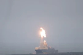 Video: Nga phóng tên lửa siêu thanh mừng sinh nhật ông Putin