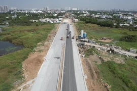 Hàng chục công nhân ăn Tết trên công trường dự án mở rộng Quốc lộ 50 