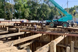 Đường Trần Quốc Hoàn tiếp tục mở rộng rào chắn, thi công cầu vượt tạm