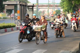 Hàng loạt xe máy chạy ngược chiều, lao vun vút trên đường Phạm Văn Đồng