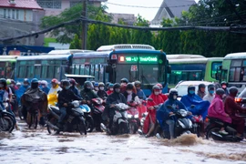 Ngập lụt, triều cường, kẹt xe ảnh hưởng đến 10 triệu dân TP.HCM