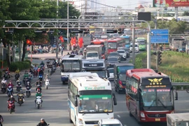Ngán cảnh kẹt xe, người dân ở các tỉnh miền Tây về quê nghỉ lễ sớm