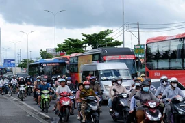 Giao thông cửa ngõ TP.HCM sau kì nghỉ Lễ đang ‘nóng dần’