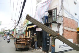 Những hộ dân đầu tiên bàn giao mặt bằng để mở rộng đường Chu Văn An ở TP.HCM