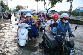 Mưa lớn kết hợp triều cường, đường Trần Xuân Soạn ngập ‘chưa từng thấy’