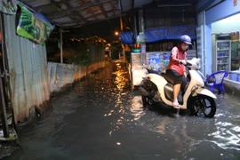 Triều cường xuất hiện muộn, đến tối nhiều nơi vẫn mênh mông nước