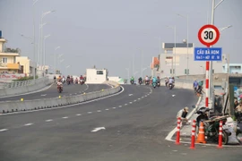 Người dân vui mừng được đi trên cầu Bà Hom 
