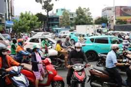 Giao thông hỗn loạn tại vòng xoay ngã 7 Điện Biên Phủ, TP.HCM