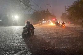 TP.HCM mưa trắng trời, đường ngập sâu, xe chết máy hàng loạt