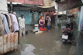 Nằm trong khu quy hoạch cao tốc, người dân vẫn bám trụ dù hẻm ngập triền miên