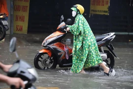 TP.HCM mưa lớn rạng sáng, nhiều tuyến đường ngập sâu, người dân vất vả đi làm