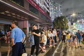 Cháy tầng 11 chung cư ở TP.HCM, hàng trăm người tháo chạy