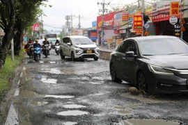 Sửa chưa được bao lâu, đường Nguyễn Xiển lại xuống cấp
