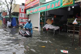 TP.HCM: Mưa lớn khiến đường ngập nặng, xe tải chết máy giữa đường