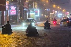 TP.HCM mưa trắng trời giữa đêm, nước ngập lên đến xe buýt