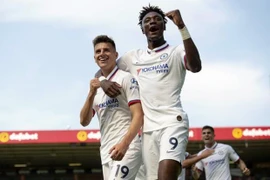 Sao trẻ tỏa sáng, Chelsea 'rượt đuổi' tỉ số trước Norwich City