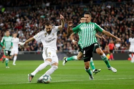 Real mất chiến thắng do VAR, Barca thua sốc nhưng vẫn đầu bảng
