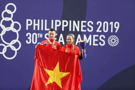 Cử tạ Việt Nam lập 'cú đúp' HCV ngày đầu SEA Games 30