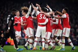 Hàng công tỏa sáng, Arsenal thắng dễ MU trong hiệp 1