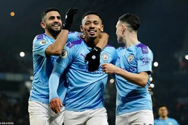 Man. City thắng khó đầu năm, Chelsea mất điểm cuối trận