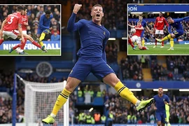 VAR liên tiếp 'cứu' Chelsea, Liverpool thắng khó nhờ siêu phẩm