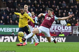 Hàng công bế tắc, xà ngang 'cứu' thua cho Arsenal phút cuối