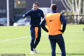 3 cầu thủ Leicester bị cách ly, Chelsea bỏ tập vì COVID-19