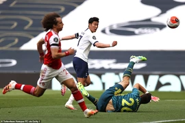 Arsenal thua ngược Tottenham, Leicester đại bại, MU mở hội