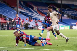 Cùng thắng, MU và Leicester City quyết liệt cạnh tranh Top 4