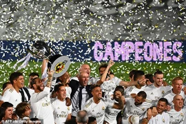 Benzema lập ‘cú đúp’, Real Madrid lên ngôi vô địch La Liga