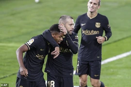 Đá thiếu người, Barcelona vẫn thắng tưng bừng trên sân khách
