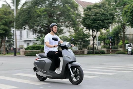 Bộ ba xe máy điện có thể kết nối với smartphone được ra mắt