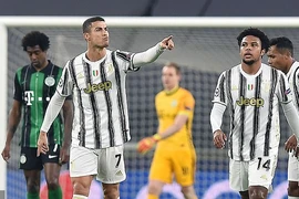 Barcelona thắng đậm, Ronaldo giúp Juventus vượt khó 