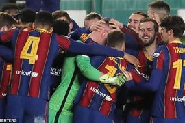 Barcelona vào chung kết siêu cúp sau loạt ‘đấu súng’