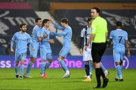 Arsenal ngược dòng kịch tính, Man. City lên ngôi đầu bảng