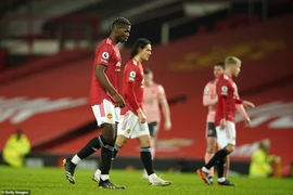 Chelsea chia điểm trước Wolves, MU thua sốc đội bét bảng