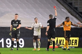Hai chiếc thẻ đỏ khiến Arsenal thua sốc trên sân “Bầy Sói“