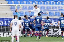 Varane sắm vai người hùng mang về 3 điểm cho Real Madrid. Ảnh: Getty Images.
