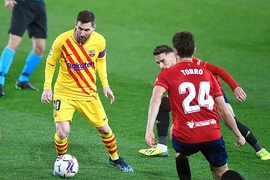 Cú đúp kiến tạo của Messi giúp Barcelona vượt mặt Real Madrid 