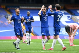 ‘Đốt đền’ và bàn thắng muộn giúp Chelsea vào bán kết FA Cup
